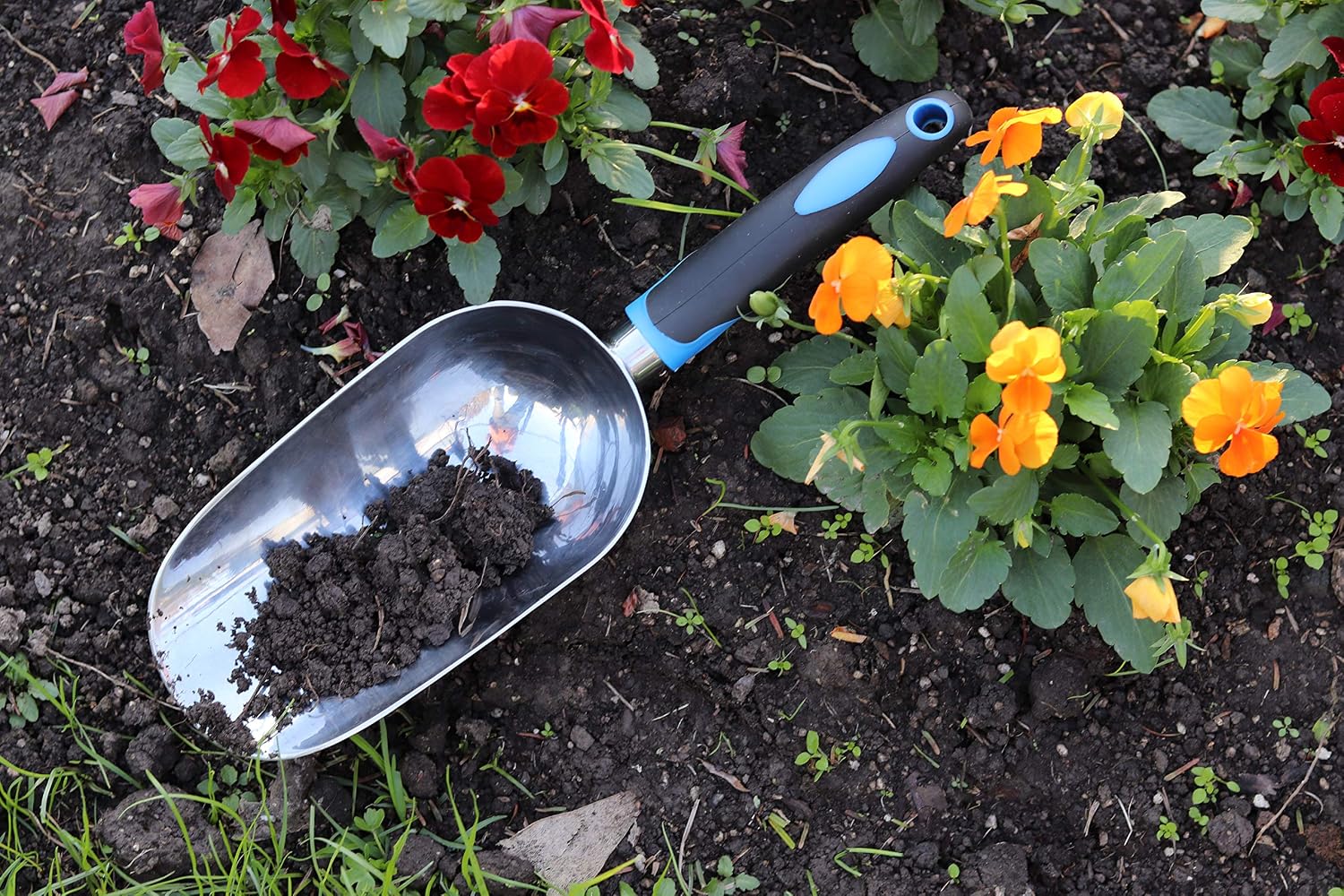 Large Aluminum Comfort Grip Garden Transplant Soil Trowel Scoop | Heavy aluminum garden transplanter scoop with big capacity, anti-bend structure for soil and fertilizer handling - view 2
