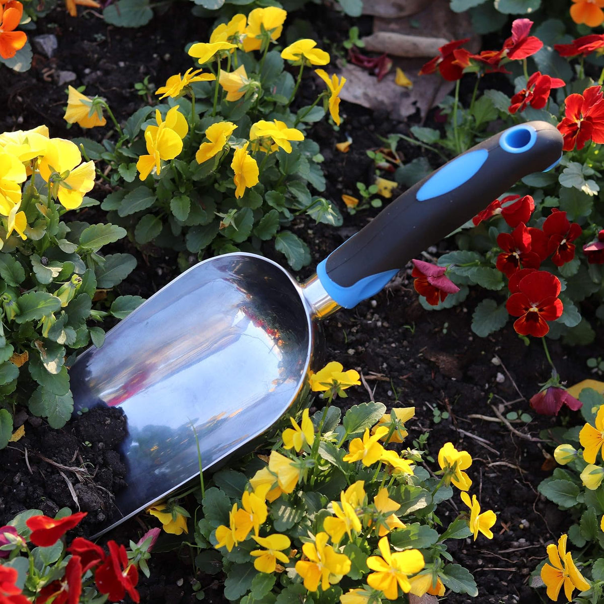 Large Aluminum Comfort Grip Garden Transplant Soil Trowel Scoop | Heavy aluminum garden transplanter scoop with big capacity, anti-bend structure for soil and fertilizer handling - view 3