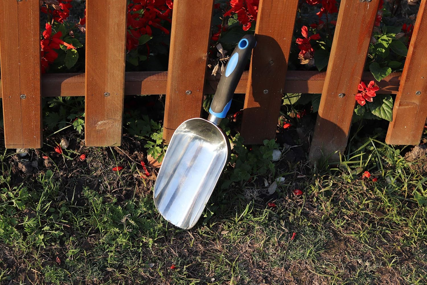 Large Aluminum Comfort Grip Garden Transplant Soil Trowel Scoop | Heavy aluminum garden transplanter scoop with big capacity, anti-bend structure for soil and fertilizer handling - view 5